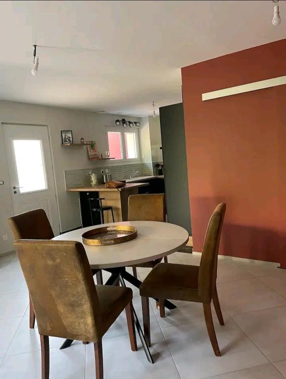 une salle à manger avec une table et des chaises dans l'établissement Maison montoison, à Montoison