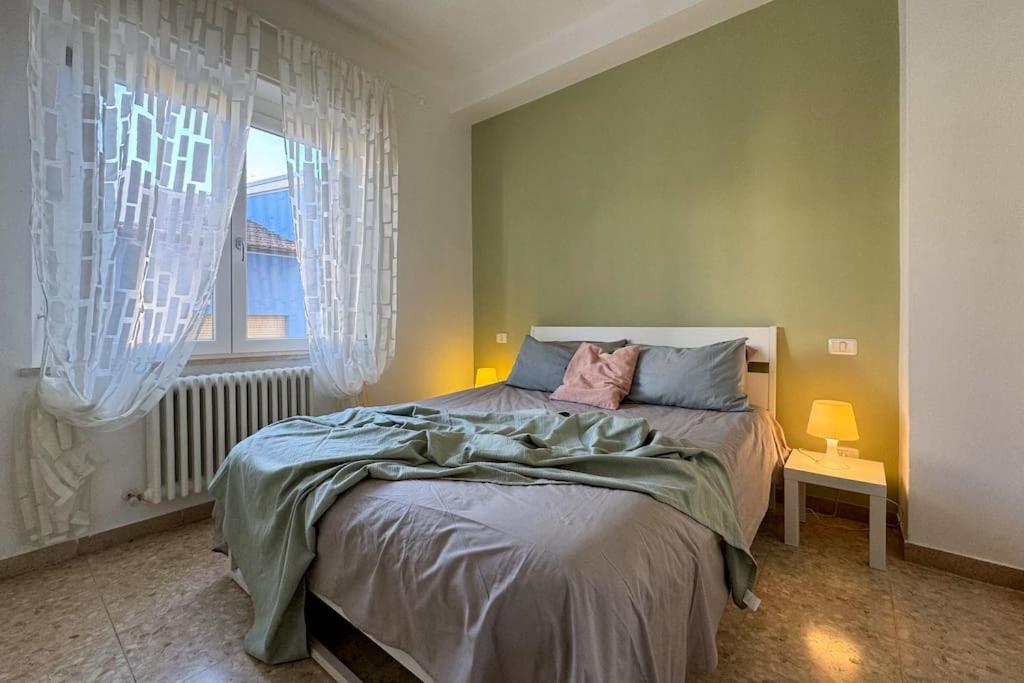 um quarto com uma cama grande com janela em [300m mare] Wifi taxi boat 2 Sorelle e relax em Numana