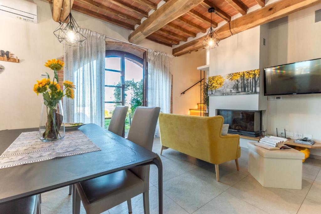 TV a/nebo společenská místnost v ubytování Sunflower con vista su Siena