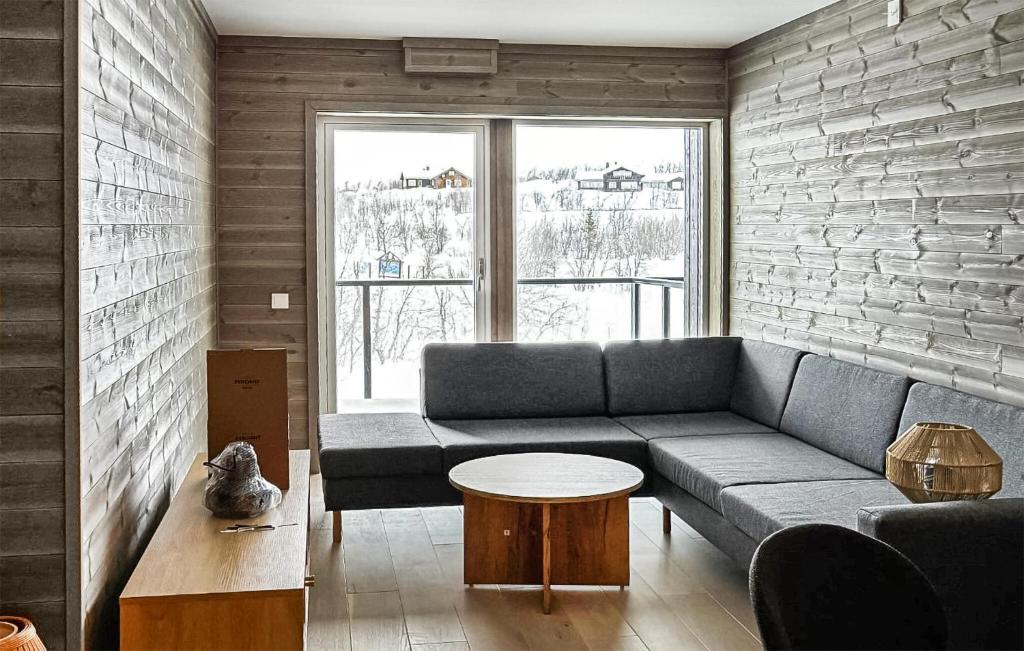 ein Wohnzimmer mit einem Sofa und einem Tisch in der Unterkunft Lovely Apartment In Geilo With Wi-fi in Geilo