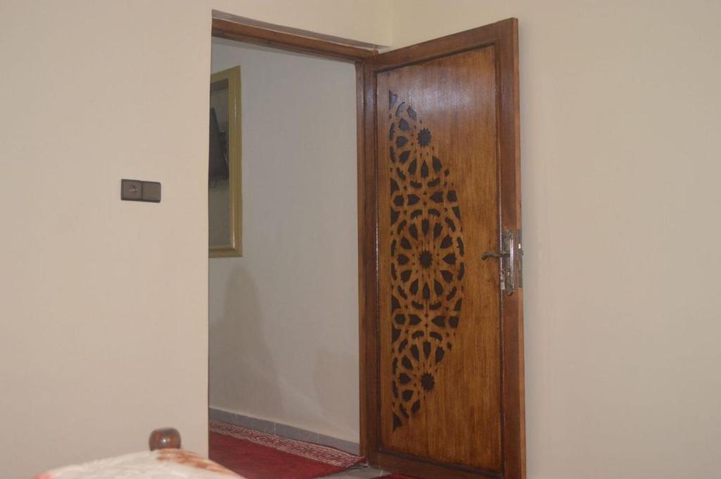 eine Holztür mit Design in einem Zimmer in der Unterkunft Tililt house 