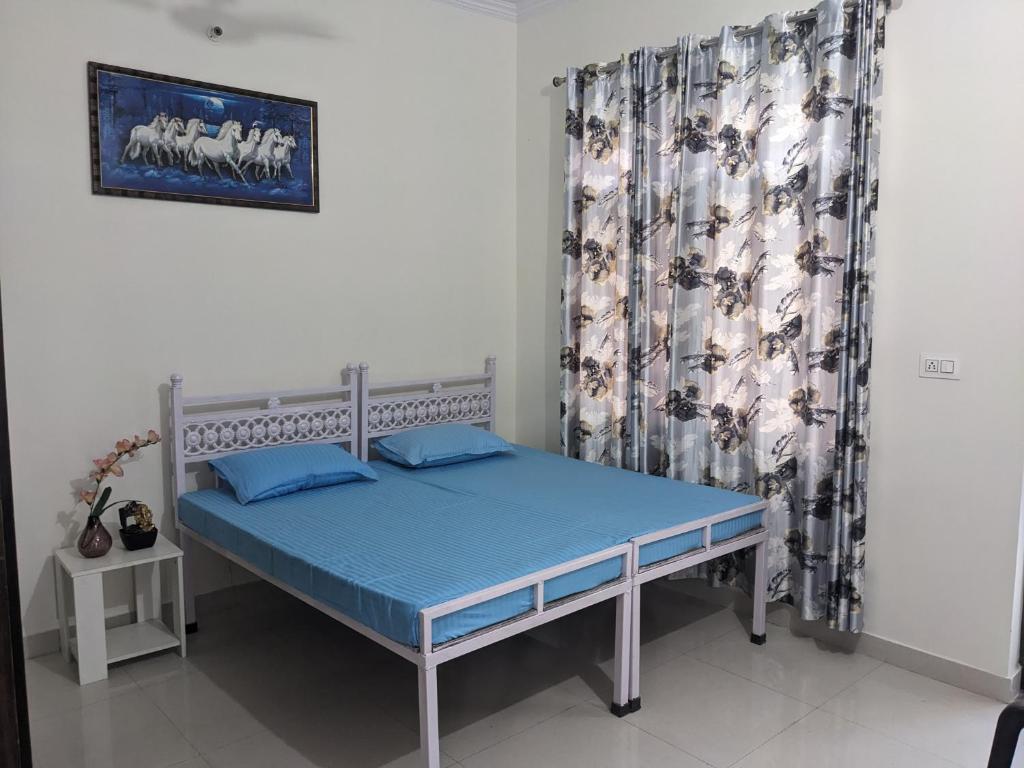 łóżko w pokoju z zasłoną w obiekcie Corner Valley Homestay w mieście Dehradun