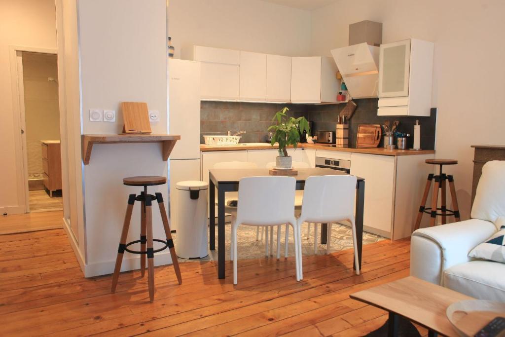 Köök või kööginurk majutusasutuses Hotegam agency, 70 rue Thiers Championnet, close SNCF, new & design, 2 bedrooms, 1 office