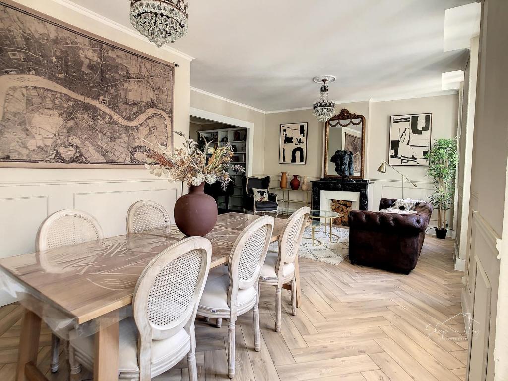 une salle à manger avec une table et des chaises dans l'établissement 2 bedrooms apartment - Perfect for a city getaway, à Carcassonne