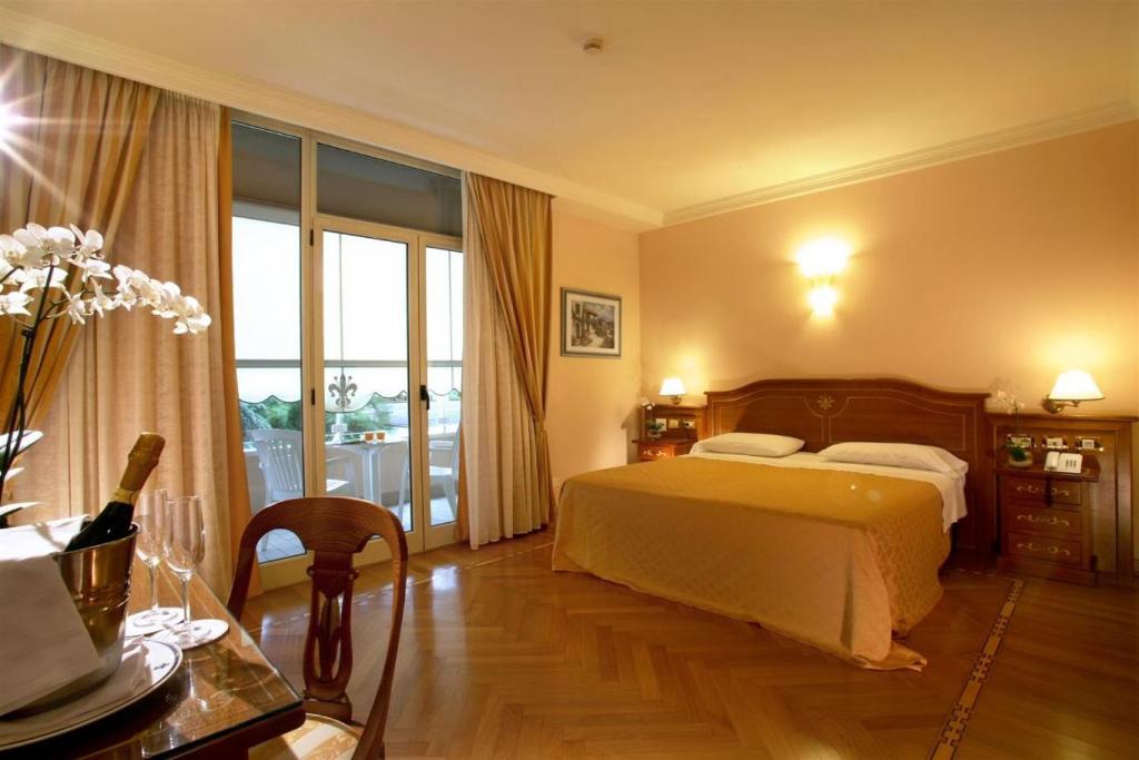 Postel nebo postele na pokoji v ubytování Hotel Firenze