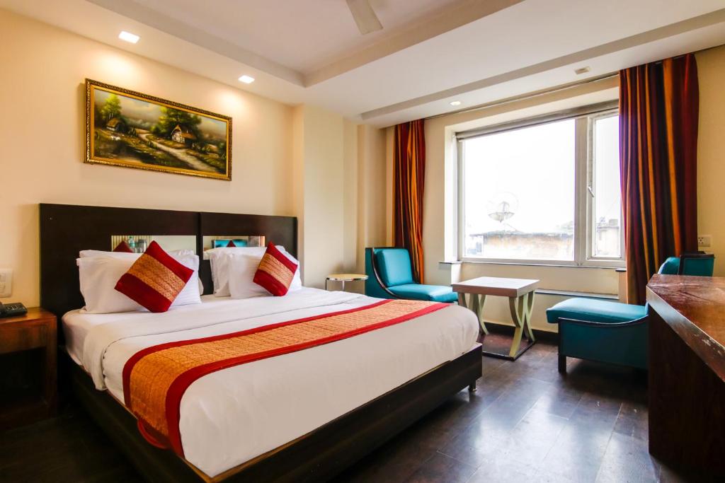 Tempat tidur dalam kamar di Hotel NEU Villa Newly Built New Delhi