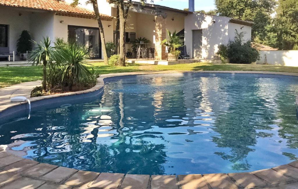 uma piscina no quintal de uma casa em Villa Des Vincenty em Uchaux