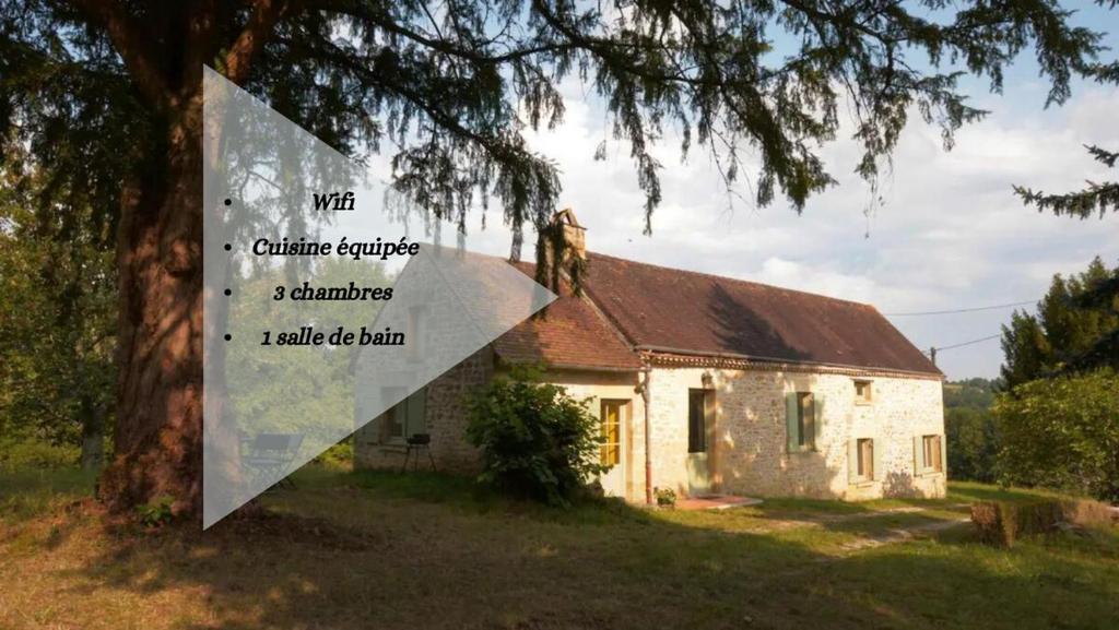 un panneau devant une maison avec un arbre dans l'établissement Les Bardilles - dans la campagne à 3 km de SARLAT, à Sarlat-la-Canéda