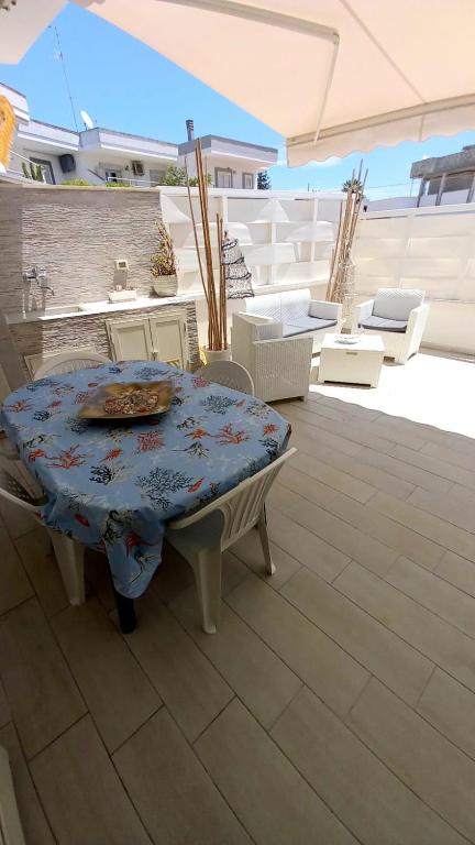 A balcony or terrace at Trenta metri dal mare Caraibico