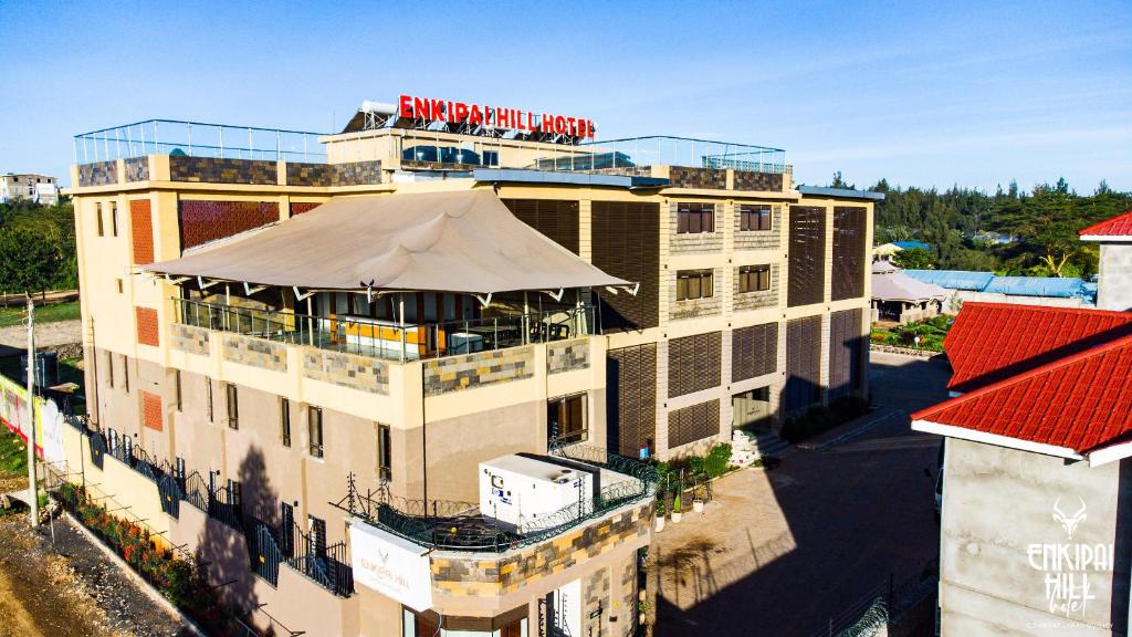 una vista aérea de un edificio con una tienda en la parte superior en Enkipai Hill Hotel en Narok