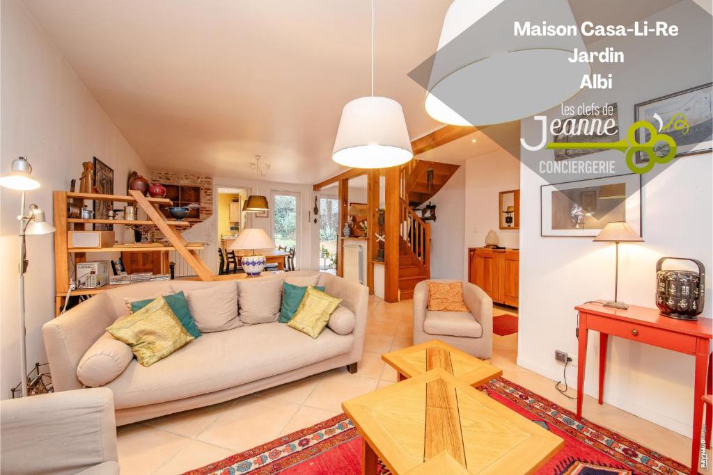 un salon avec un canapé et une table dans l'établissement Maison - Casa Li Re - Albi, à Albi