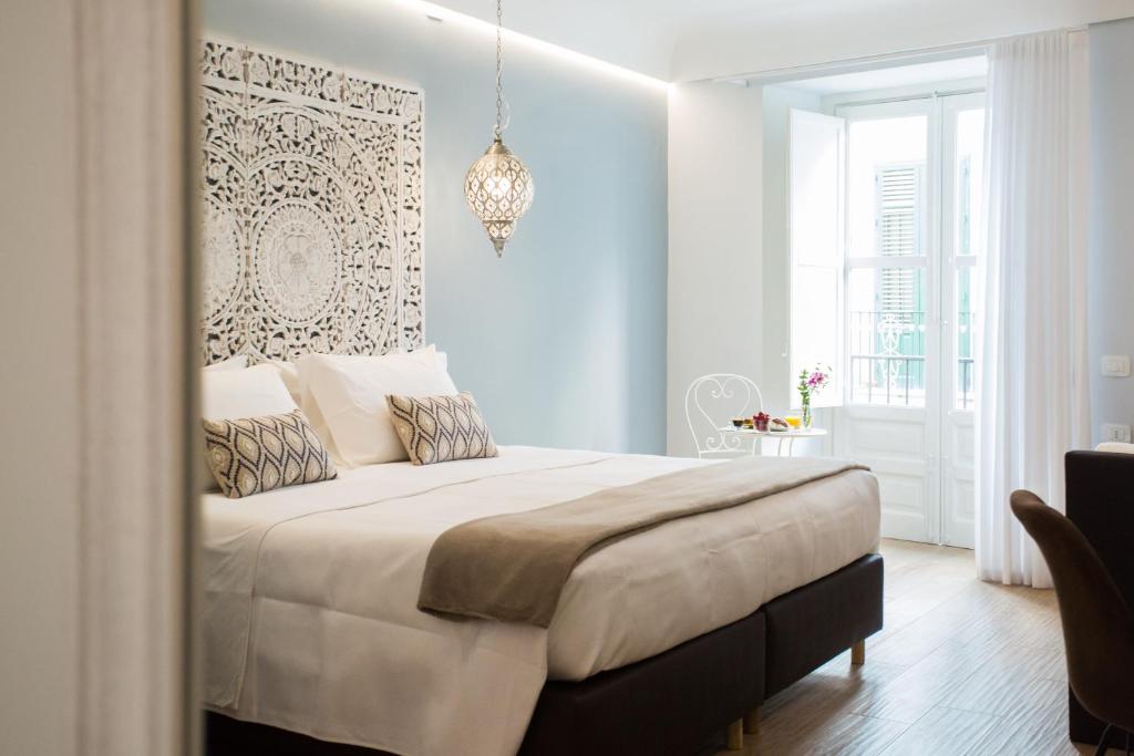 Una cama o camas en una habitación de Bellaroto Suite & SPA