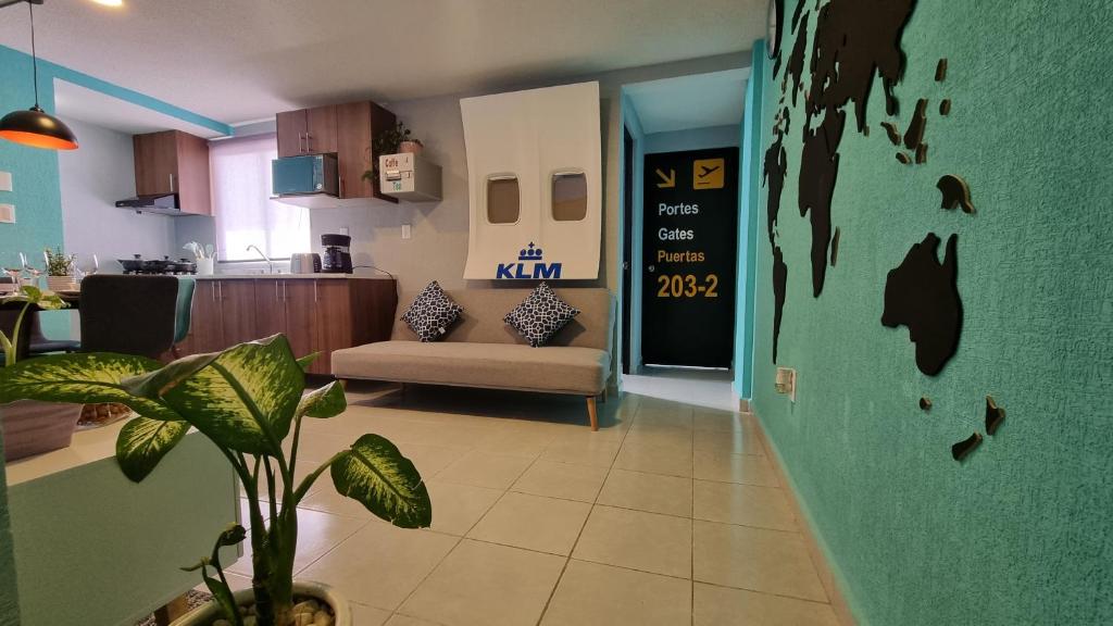 - un salon avec un canapé et un mur vert dans l'établissement A 5 Minutos del Aeropuerto Departamento Temático, à Mexico