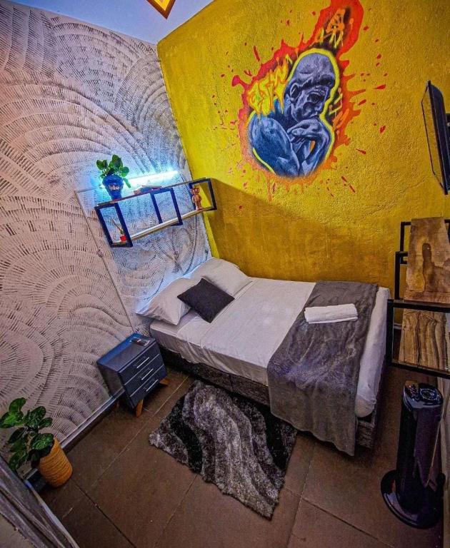 Postel nebo postele na pokoji v ubytování Urban Hostal Bar
