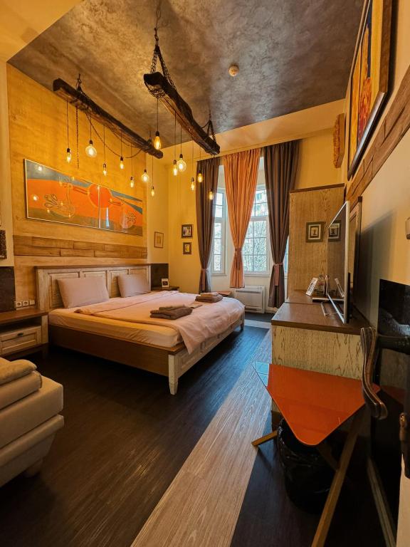 um quarto com uma cama grande num quarto em Boutique Guest House Yes For You em Plovdiv