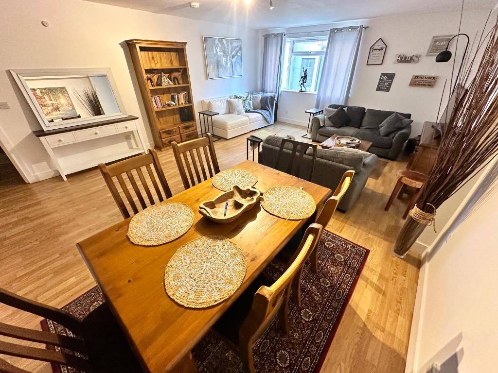 een eettafel en stoelen in de woonkamer bij Bermondsey apartment in Londen