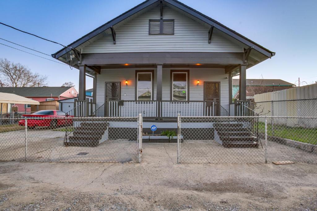 ein Haus mit einem Zaun davor in der Unterkunft New Orleans Duplex 2 Mi to Bourbon Street! in New Orleans