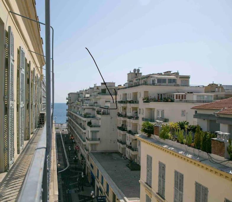 - une vue sur une rue de la ville avec des bâtiments dans l'établissement Studio centre ville de Nice à 200m de la plage, à Nice