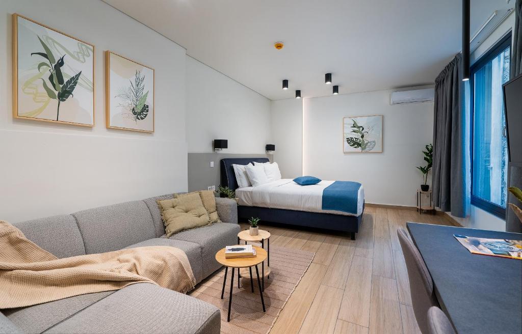 een woonkamer met een bank en een bed bij Classy 103 Studio apartment in the heart of Athens in Athene
