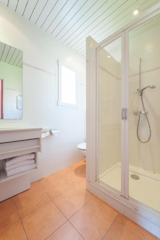 Koupelna v ubytování Hotel Le Provencal LogisHotels