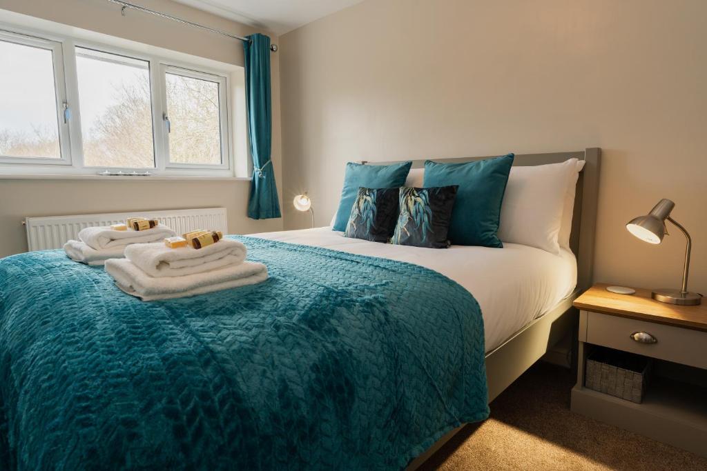 een slaapkamer met een bed met handdoeken erop bij Chester Greenway House - Ideal 1 Bedroom Home, EV Charger & Parking - Sleeps 4 in Chester