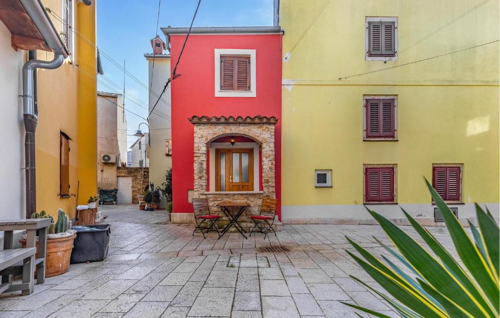 een rood en geel gebouw in een steegje bij Nice Home In Fazana With Wifi in Fažana