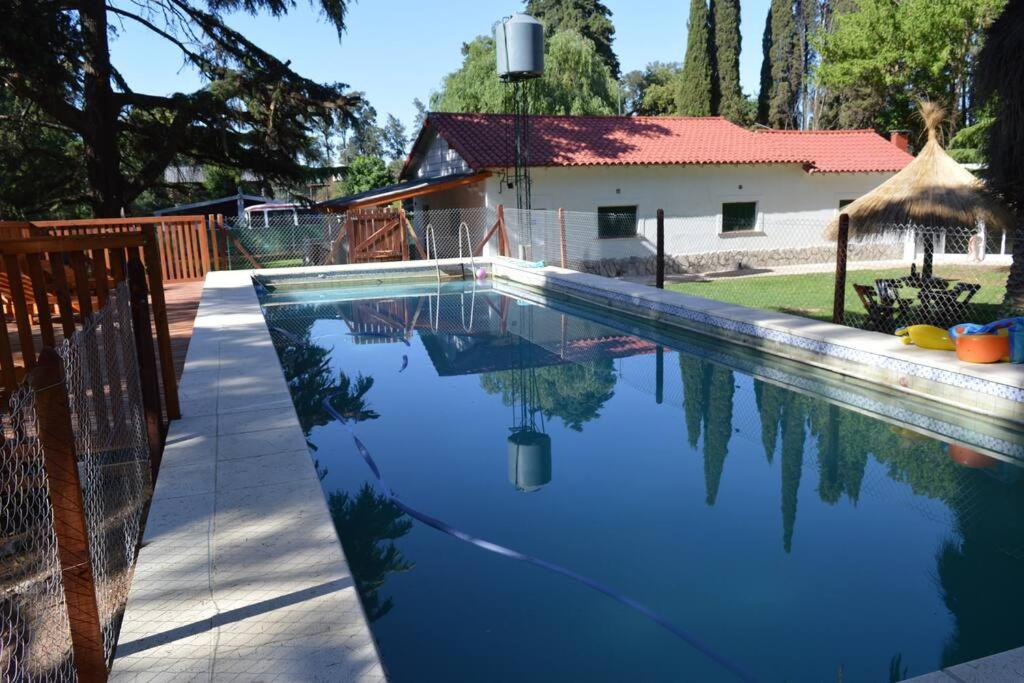 ein Pool vor einem Haus in der Unterkunft Casa Quinta El Romance 5100m2 in La Reja