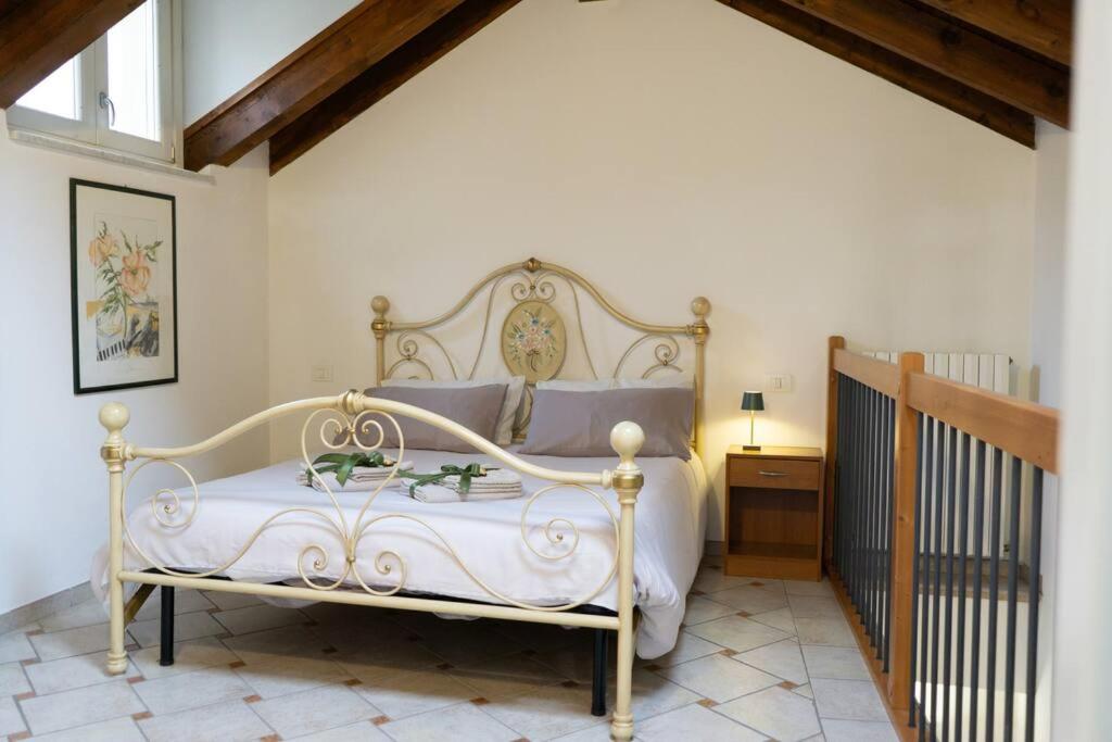 een slaapkamer met een wit bed in een kamer bij [Appartamento Duomo] in Tortona