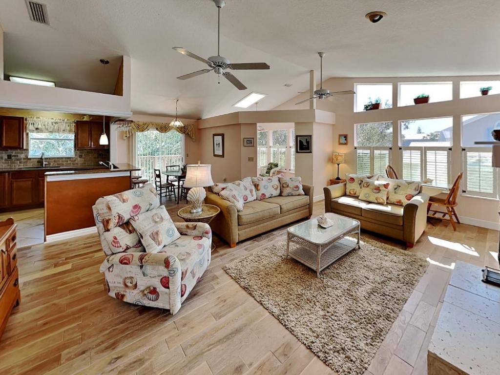 sala de estar amplia con sofás y cocina en Seascape Beachhouse, en Crescent Beach