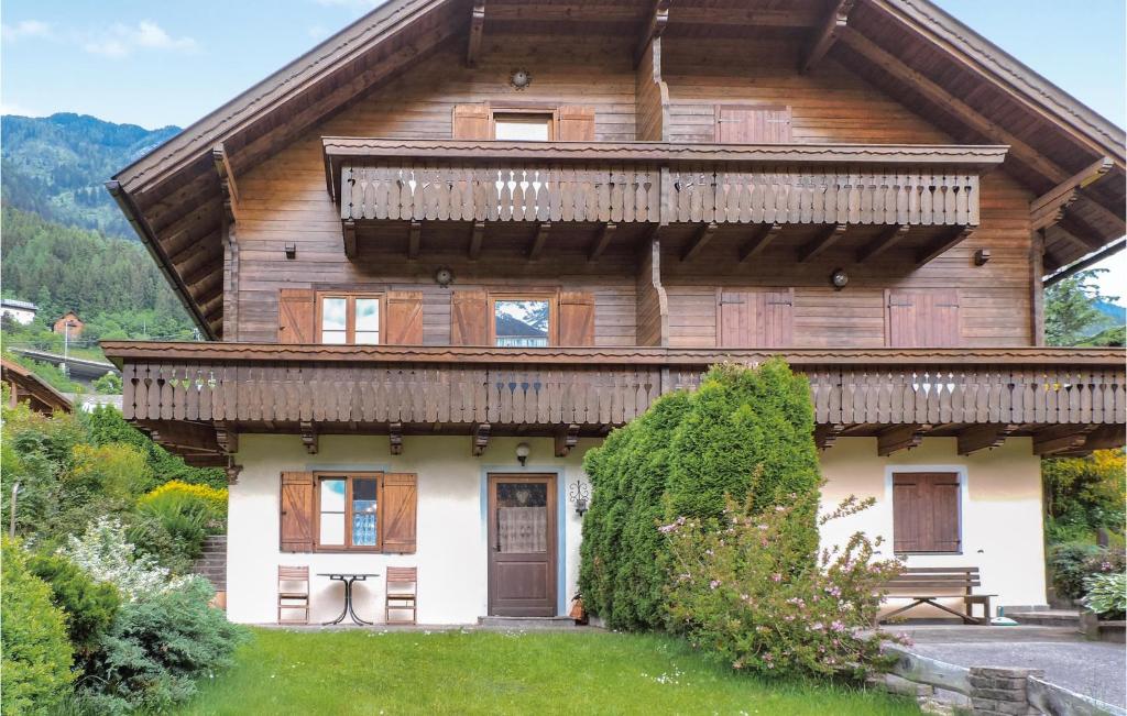 a wooden house with a balcony on top of it at Stunning Home In Reisseck-kolbnitz With Kitchen in Zandlach