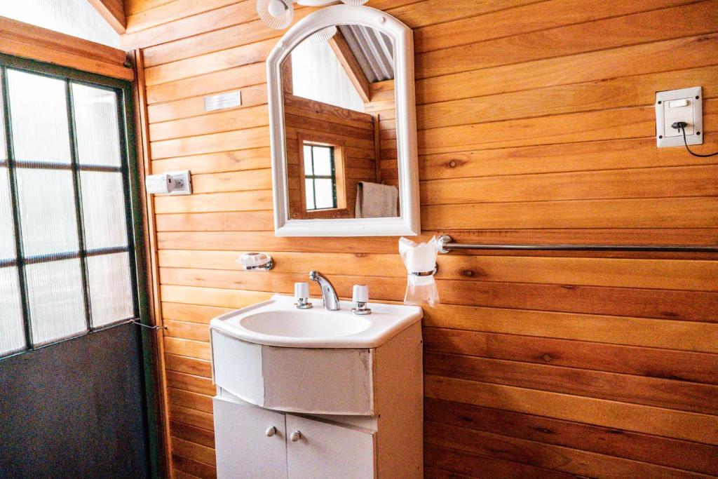 un bagno con lavandino e specchio di Altos de PehuenCo a Balneario Pehuén-Có