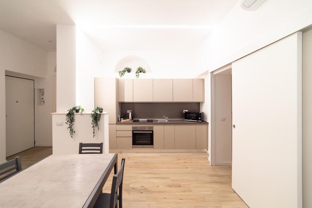O bucătărie sau chicinetă la Hbhall Porta Romana Suite