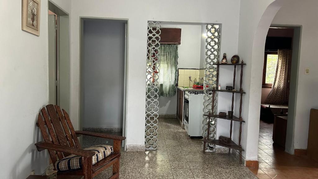 een woonkamer met een keuken met een koelkast bij La Querencia in Mercedes