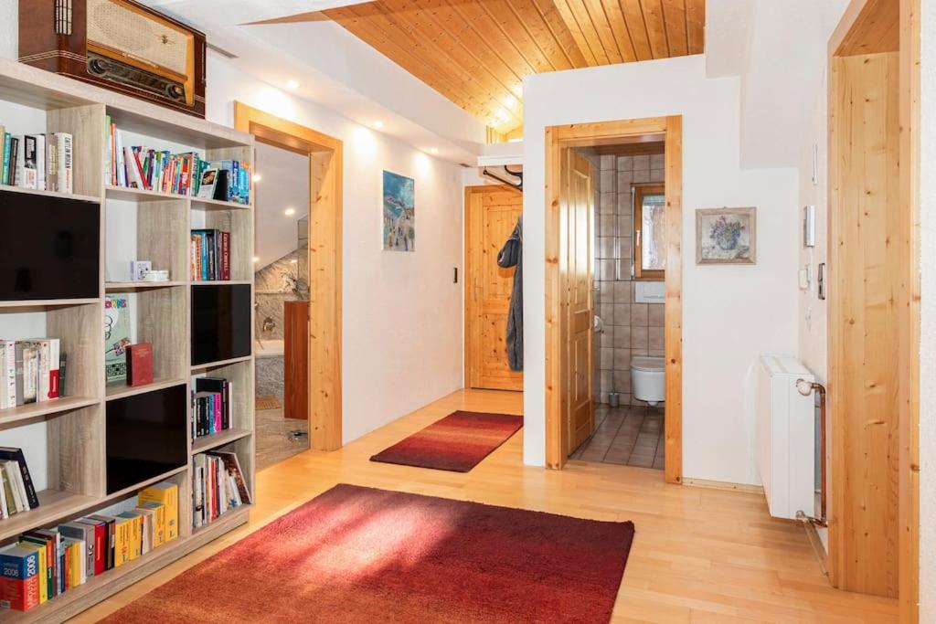 Knihovna v apartmánu