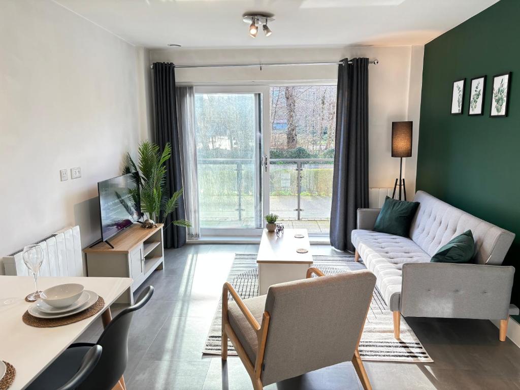 a living room with a couch and a table at Luxury Canal-side Apartment, Hemel Hempstead, Free parking, Perfect for Contractors in Hemel Hempstead