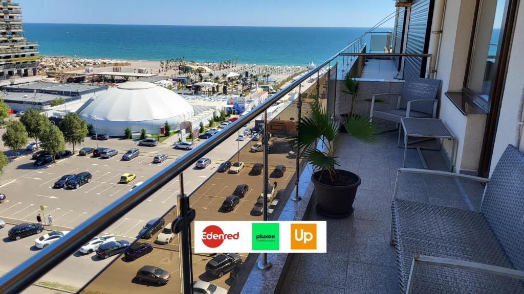 un balcón con vistas a un aparcamiento y al océano en SeaView Cancun Apartments Summerland Mamaia, en Mamaia