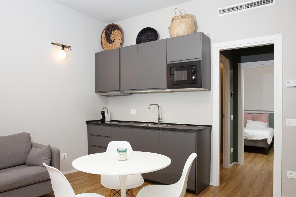 Kuchyň nebo kuchyňský kout v ubytování flat at Fiera near metro and easy parking, with terrace and garden