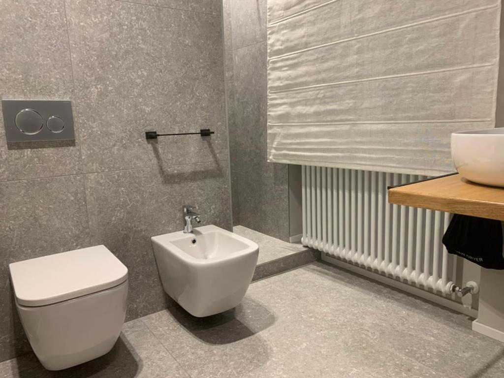 Koupelna v ubytování flat at Fiera near metro and easy parking, with terrace and garden
