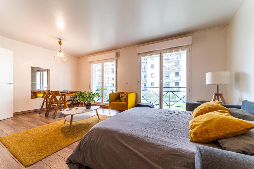 une chambre avec un grand lit et un salon dans l'établissement Vieux Lille - Balcon - Parking, à Lille