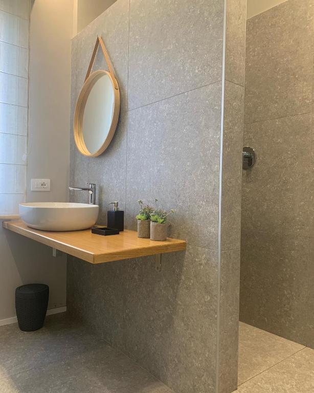 Koupelna v ubytování flat at Fiera near metro and easy parking, with terrace and garden