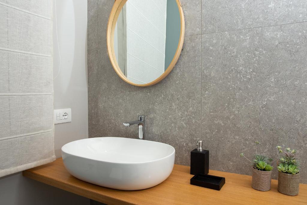 Koupelna v ubytování flat at Fiera near metro and easy parking, with terrace and garden