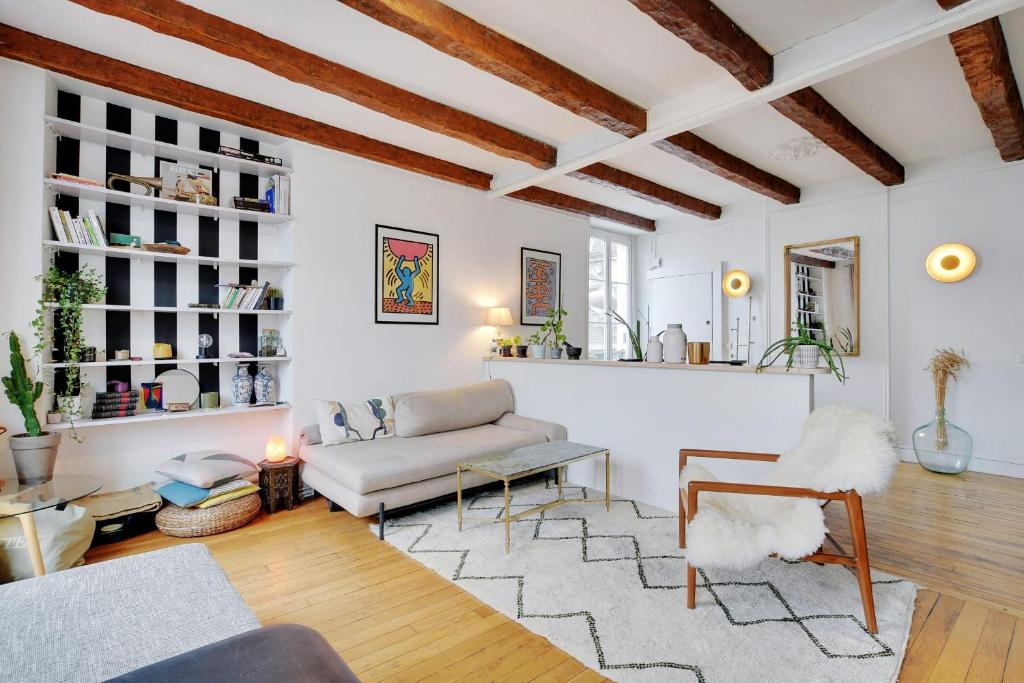 sala de estar con sofá y mesa en Center of Paris apartment for 4 people !, en París