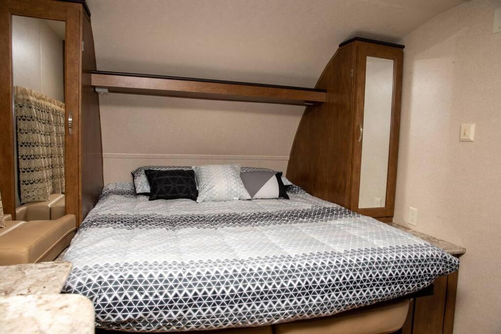Quiet Cozy Camper tesisinde bir odada yatak veya yataklar