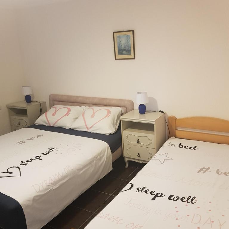Postel nebo postele na pokoji v ubytování Apartments Nenadić