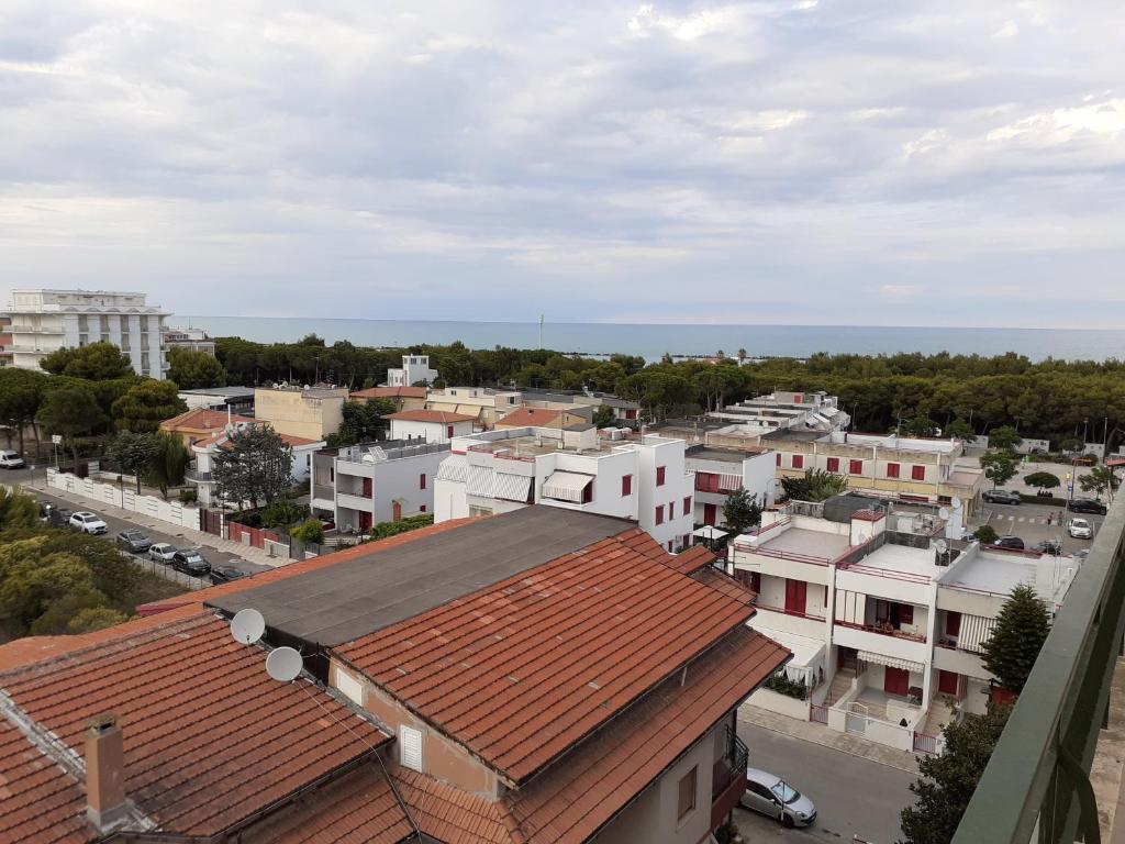 una vista aérea de una ciudad con edificios en Appartamento Campomarino Lido lungo di mare, en Campomarino