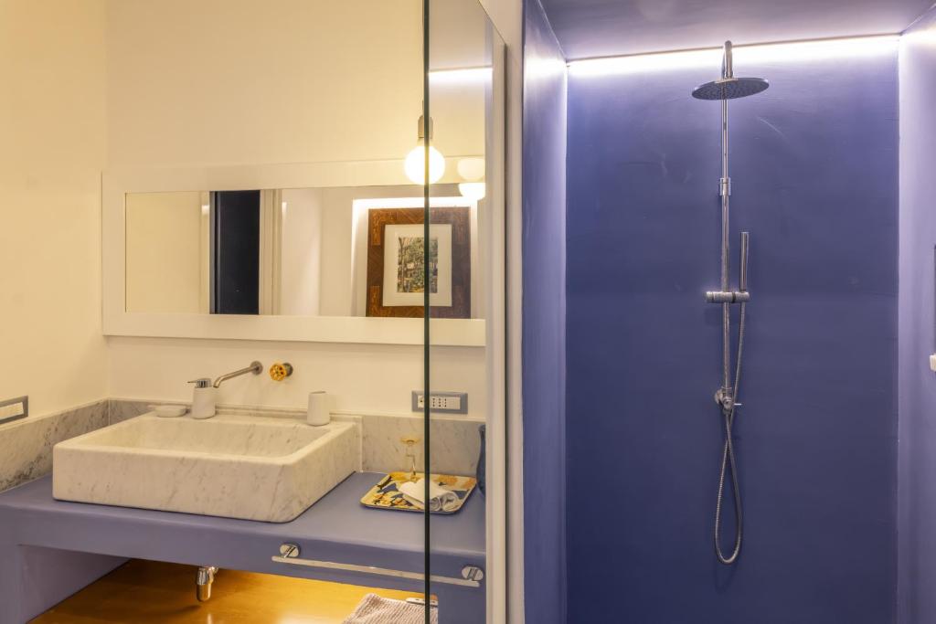 Koupelna v ubytování Gheba Suites