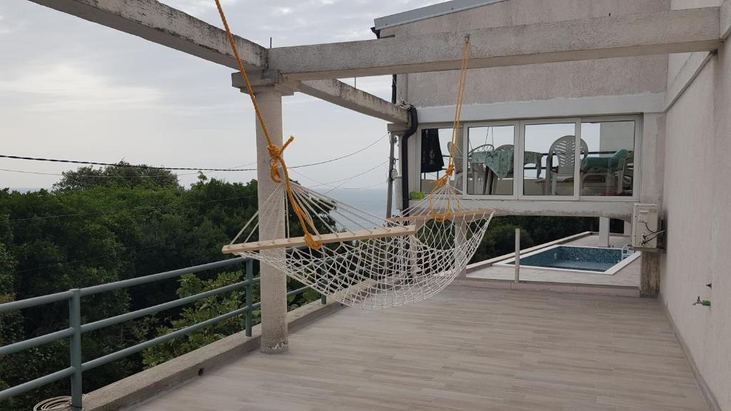 Ein Balkon oder eine Terrasse in der Unterkunft Apartments Nenadić