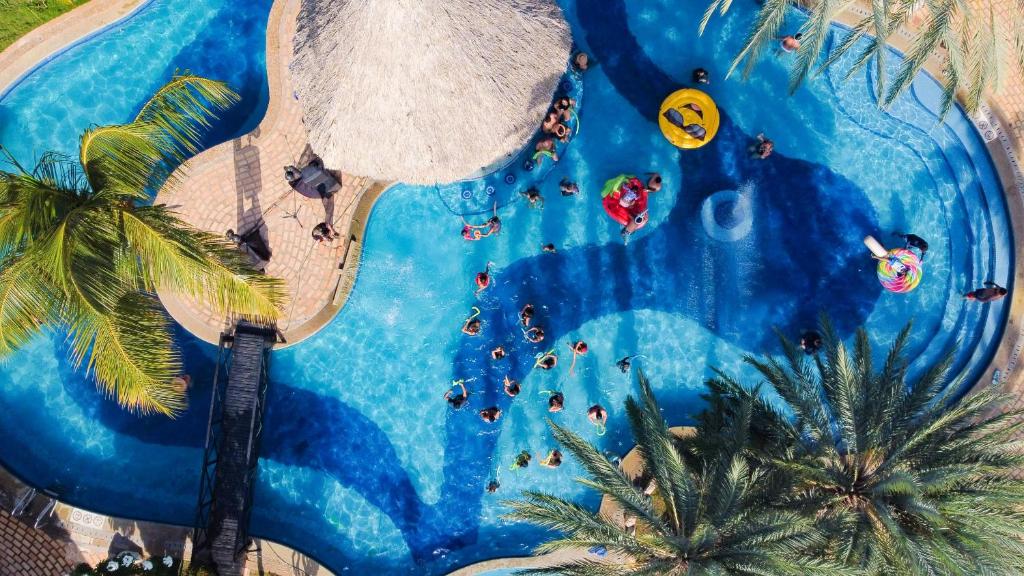 uma vista superior de um escorrega aquático num parque temático em Hotel Margarita Village em Porlamar