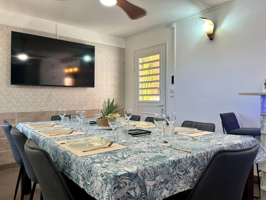 Televiisor ja/või meelelahutuskeskus majutusasutuses Villa 4 ch 140 m2 avec vue sur mer et le tombolo