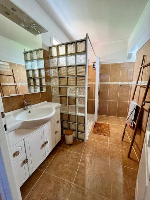 Vannituba majutusasutuses Villa 4 ch 140 m2 avec vue sur mer et le tombolo